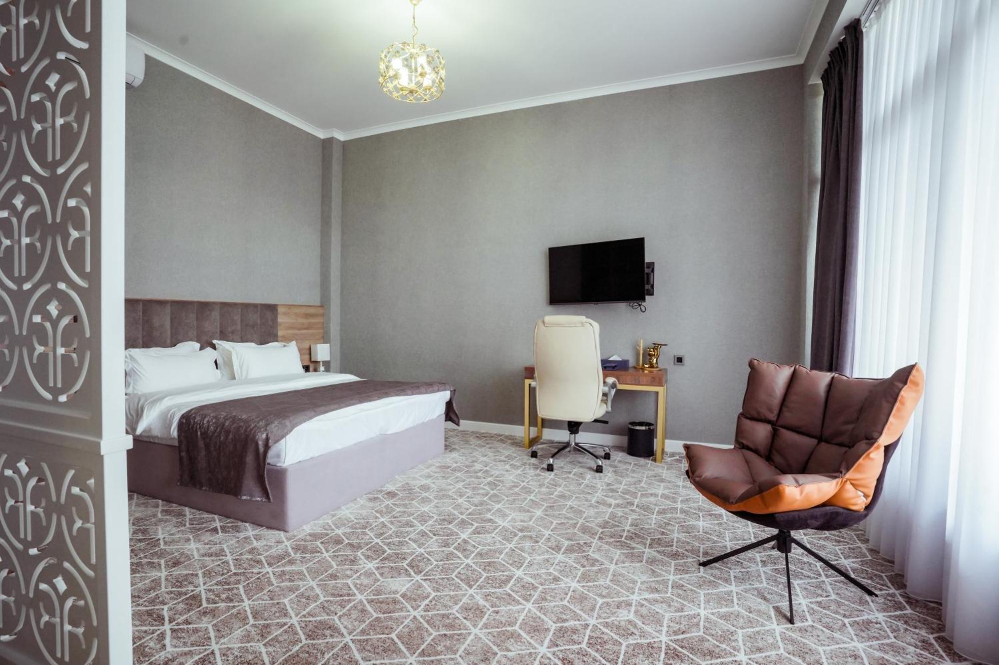 Tauke Khan Plaza Hotell Sjymkent Exteriör bild