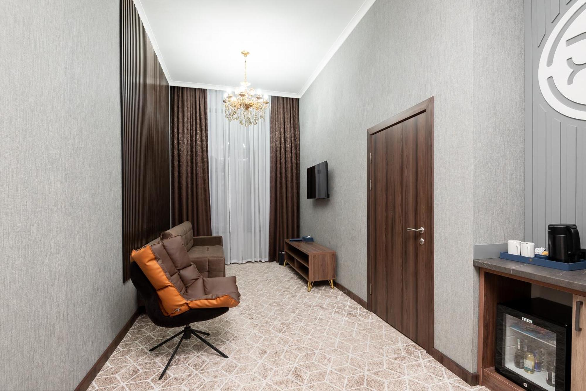 Tauke Khan Plaza Hotell Sjymkent Exteriör bild